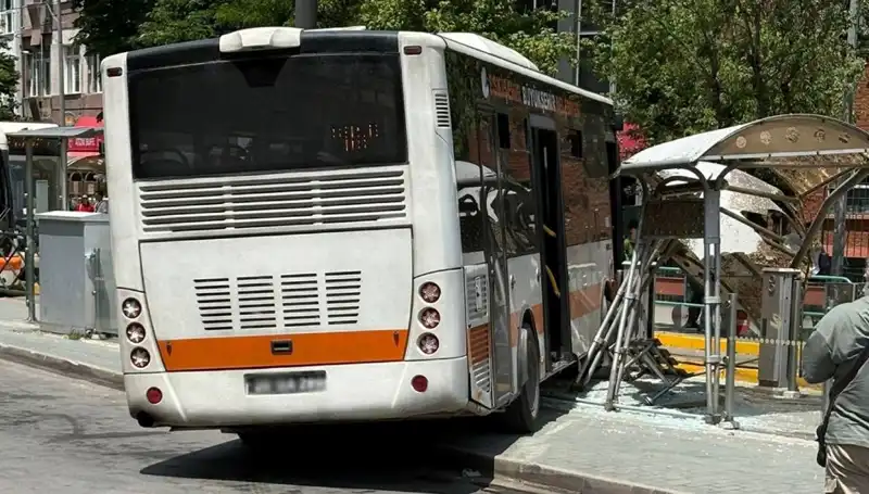 Belediye Otobüsü Tramvay Durağına Daldı: Korku Dolu Anlar!