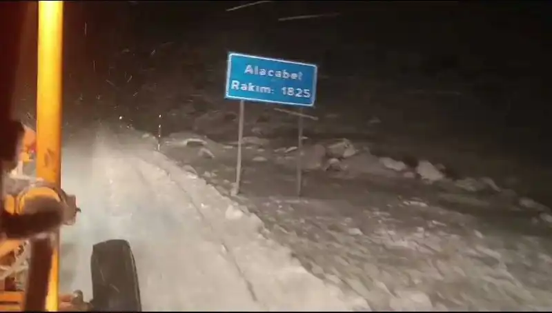 Antalya'da beklenmedik bir kar sürprizi, tatilcileri şaşırttı!