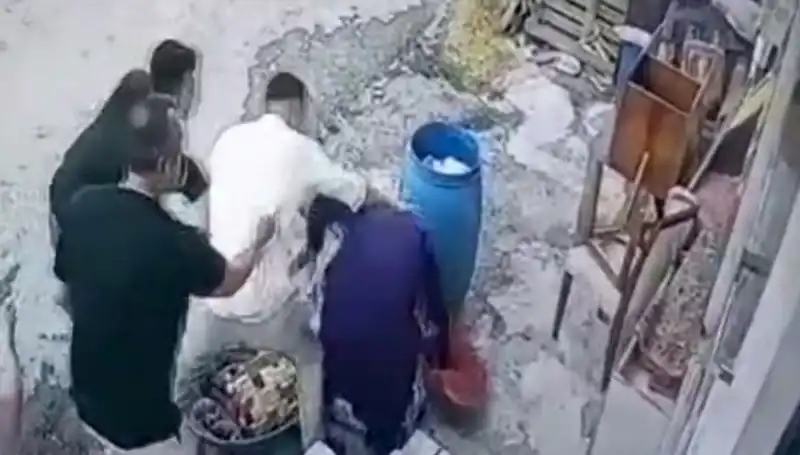 Başakşehir'de "Bidon" Kavgası: Baba ile Oğlu Bir Kadını Darp Etti