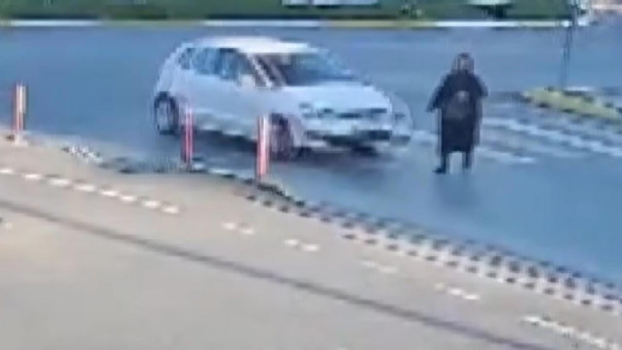 Talihsiz sürücü, yardım beklerken bir kez daha kaza geçirdi