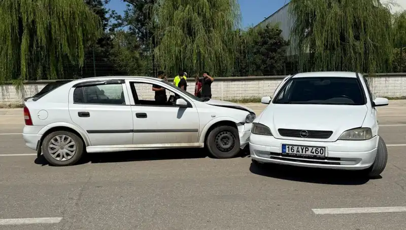 İki Otomobil Çarpıştı: Kaza Sonrası Yaralıların Durumu ve İlk Müdahale