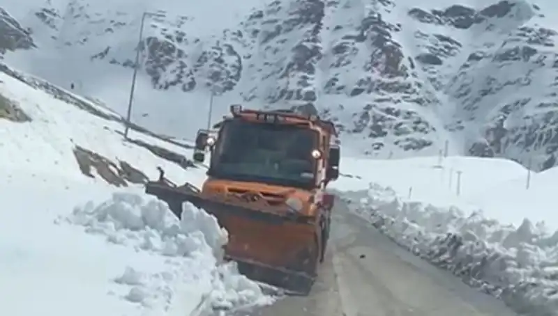 Kar Engeli Aşıldı: 5 Aydır Kapalı Olan Yol Tekrar Açıldı