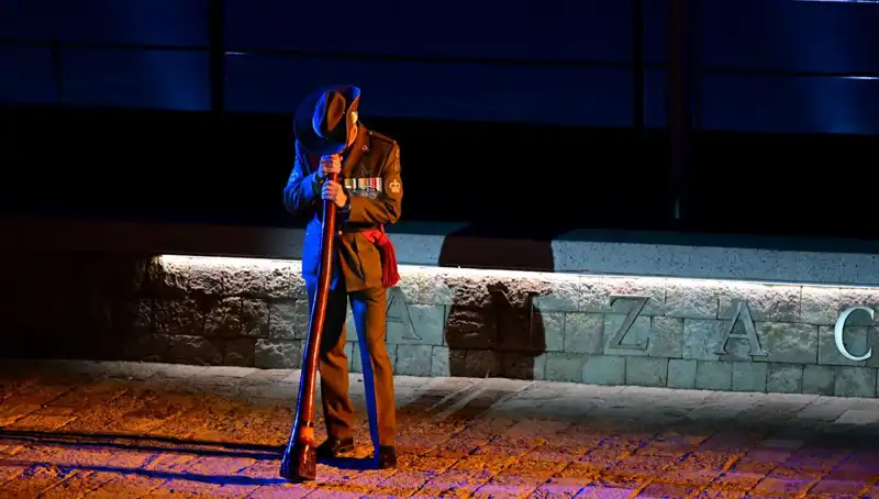 Anzak Koyu'nda Yüzlerce Kişi Şafak Ayini İçin Bir Araya Geldi
