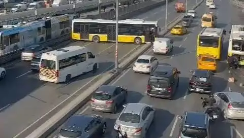 İETT Otobüsünün Feci Kazası: Şehir Merkezinde Trafik Kaosu!