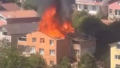 İstanbul'da Yangın Paniği: Dört Kişi Bir Apartman Dairesinde Mahsur Kaldı