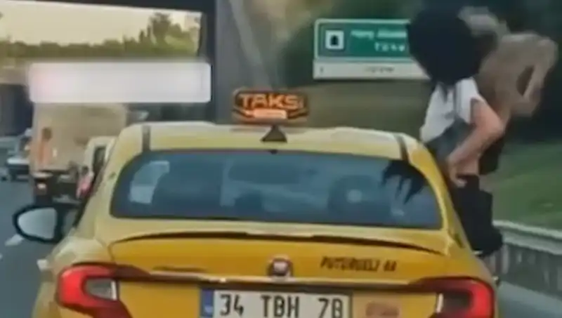 TEM'de Taksinin Penceresinden Sarkan Gençler Şaşkınlık Yarattı