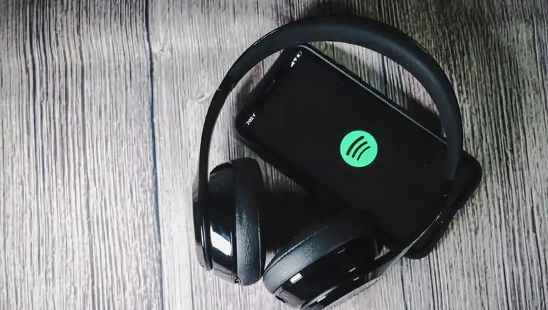 Spotify, Ölü Sanatçılar İçin Yeni Şarkılar Yayınlayarak Yapay Zeka Tartışmalarını Alevlendirdi