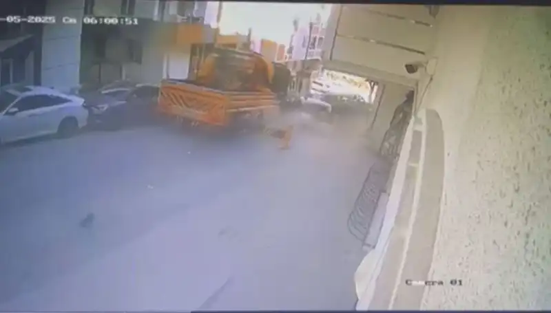 Kontrolden Çıkan Vinç: 23 Araca Çarpıp Durdular!