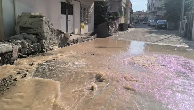 İçme Suyu Hattı Patladı: Çarşıda Su Baskını Krizi