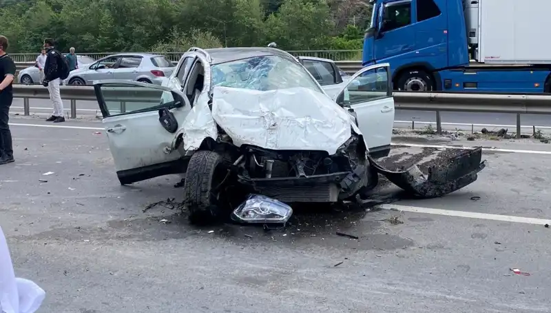 Betona Çarpan Araçta Gerçekleşen Kaza: 3 Yaralı!