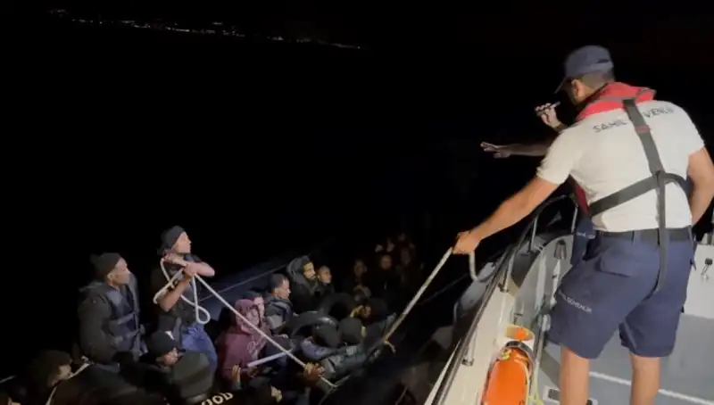 Çeşme'de Denizde Sürüklenen 42 Kaçak Göçmen Kurtarıldı: Dram dolu bir kurtarma operasyonu