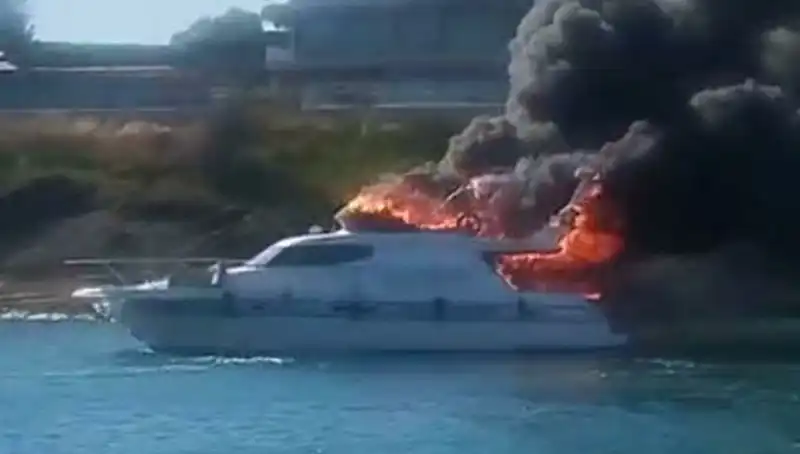 Çeşme Marinada Motoryat Yangını: Alevler Kısa Sürede Sardı
