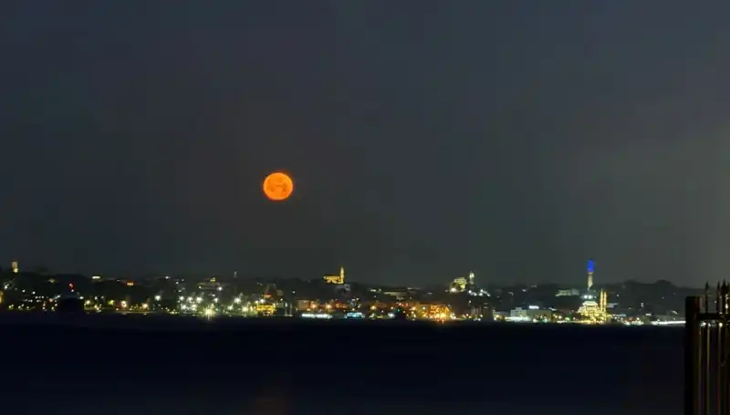 İstanbul'da Çilek Dolunayı: Göz Kamaştıran Doğa Manzaraları
