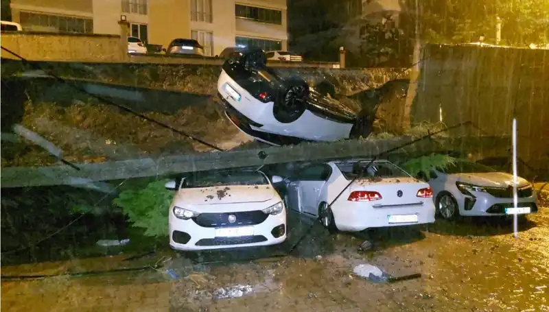 Duvar Çöktü: 4 Araçta Büyük Zarar, Şok Edici Görüntüler Ortaya Çıktı