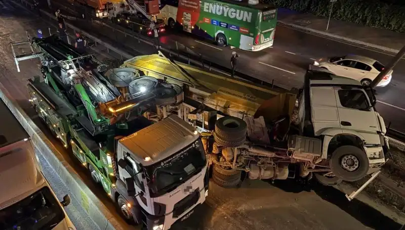 Moloz Yüklü Hafriyat Kamyonu Devrildi: Şaşırtıcı Detaylar Ortaya Çıktı