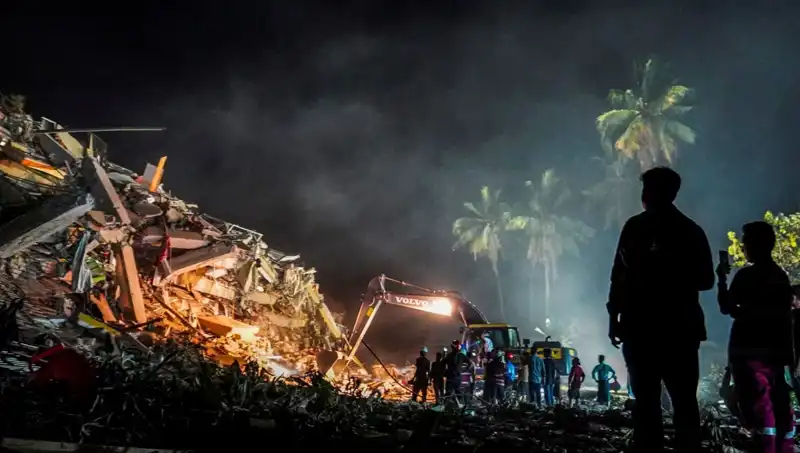 Myanmar'da Üç Gün Sonra Enkazdan Sağ Çıkan Gencin Hikayesi