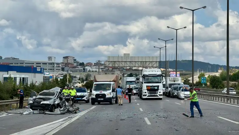 Otoyolda Traffiği Sıkan Kazada Üç Kişi Araçta Sıkıştı