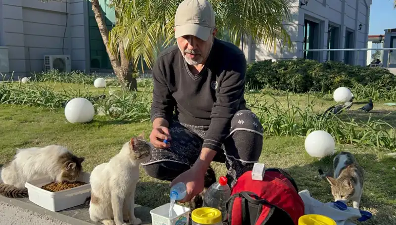 59 Yaşındaki Adam Günlük 8 Kilometre Yürüyerek Hayatları Değiştiriyor
