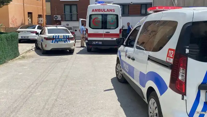 Kardeşler Arasındaki Bıçaklı Kavga: Bir Polis de Yaralı
