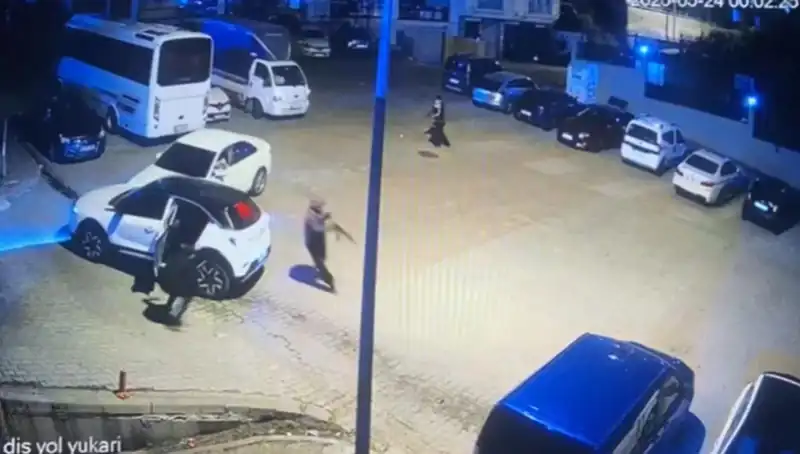 Kağıthane'de Kalaşnikovlu Saldırı: Maskeli Kişilerin Dehşet Anları
