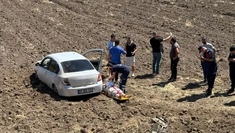 Osmaniye’de Otomobilin Tarlaya Uçması Sonucu Üç Kişi Yaralandı