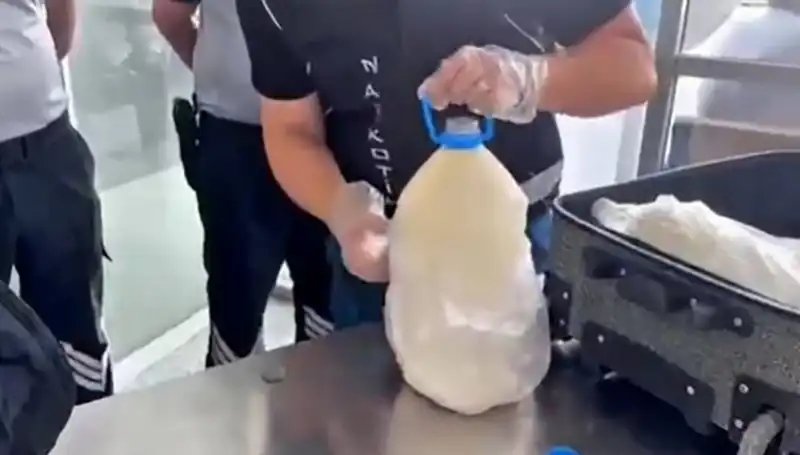 Havalimanında Süt Şişesi İle 12 Kilo Uyuşturucu Ele Geçirildi