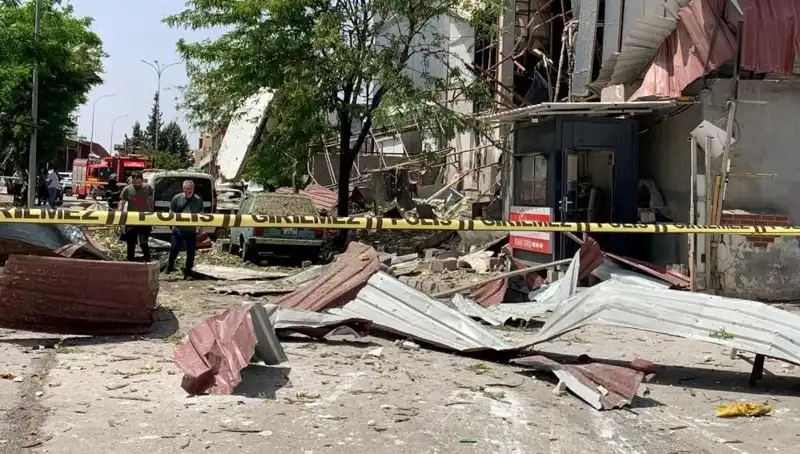 Gaziantep'te Fabrikada Patlama: Yaralı Sayısı Artıyor, Detaylar Üzerine Tartışmalar Sürüyor