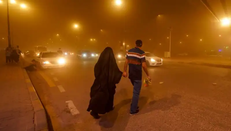 Irak'ta Kum Fırtınası: Havalimanları Kapatıldı, Hastaneler Dolu!