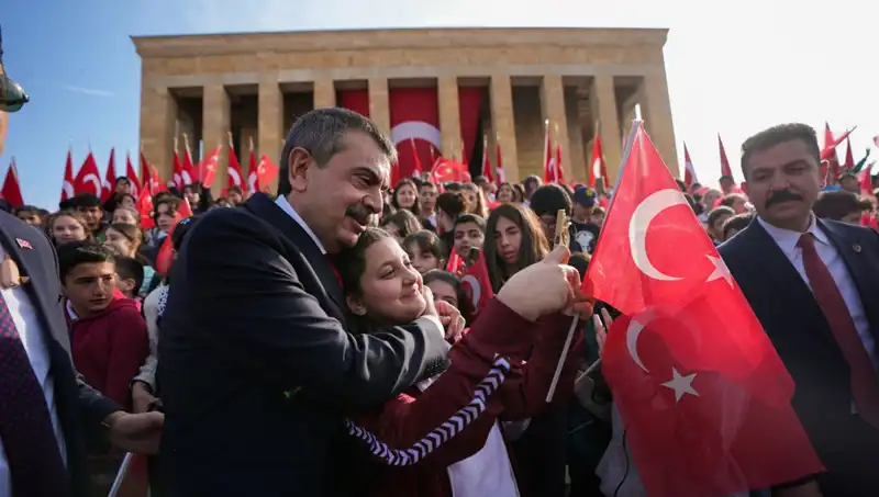 Bakan Tekin, Çocuklarla Birlikte Anıtkabir'de Duygu Dolu Anlar Yaşadı