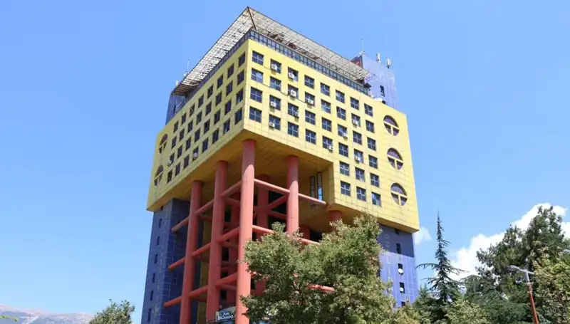 Dünyanın En Saçma Binası Yıkılıyor, Yeni Proje Fısıldıyor