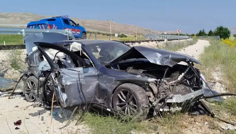 Sivas'ta İki Ayrı Trafik Kazası: 9 Yaralı, Neyin Üstüne Geliyor?