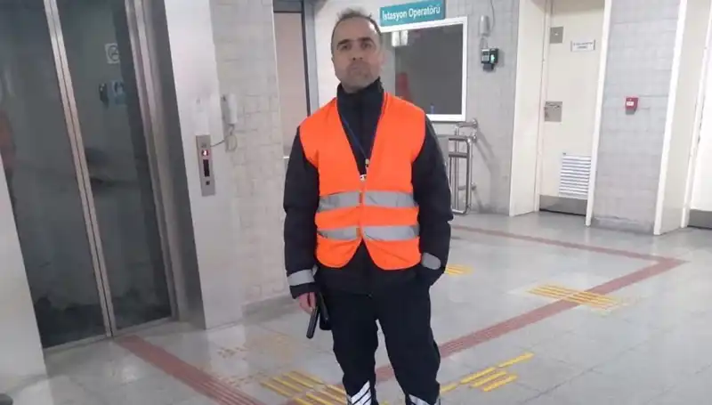 Trende Sigara İçen Adam, Uyaran Güvenlik Görevlisini Nedensizce Öldürdü