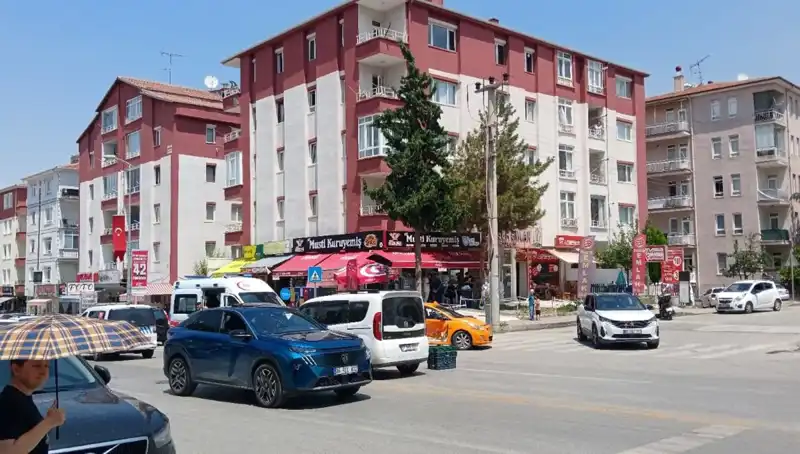 Taksi ile Otomobil Çarpıştı: Şehirdeki Trafik Güvenliği Tartışması Alevleniyor